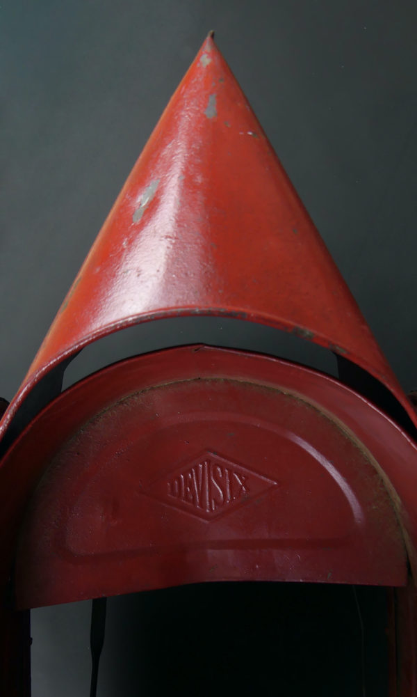 Voiture à pédales Devisix en tôle rouge (détail dessus)