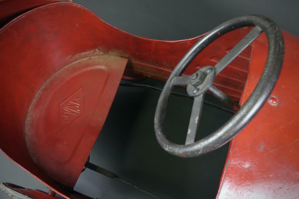 Voiture à pédales Devisix en tôle rouge (détail intérieur)