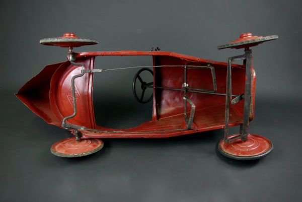 Voiture à pédales Devisix en tôle rouge (dessous)