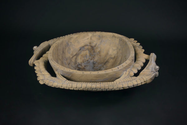 Grand bol de sagou en bois sculpté Papou (dos)