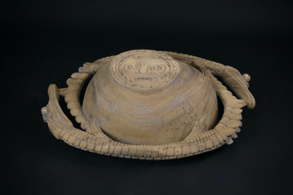 Grand bol de sagou en bois sculpté Papou (dessous)