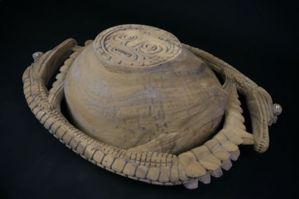 Grand bol de sagou en bois sculpté Papou (dessous 3/4)