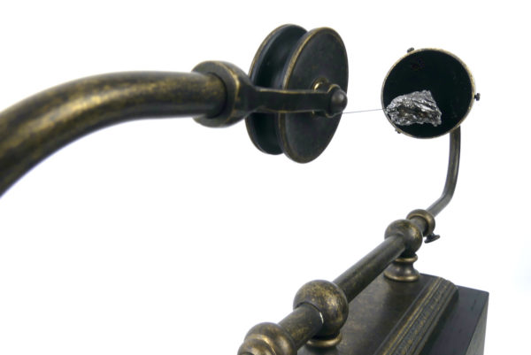 Météorite Sidérite en lévitation Steampunk (détail 3/4)