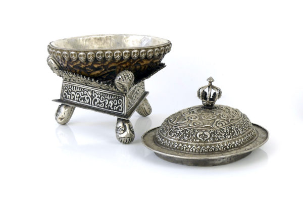 Grand kapala tibétain ancien (coupe et couvercle)