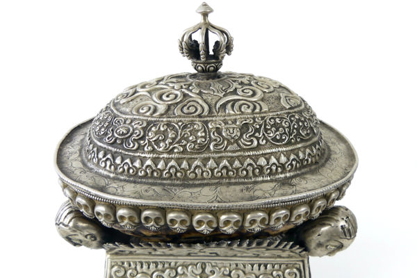 Grand kapala tibétain ancien (détail)