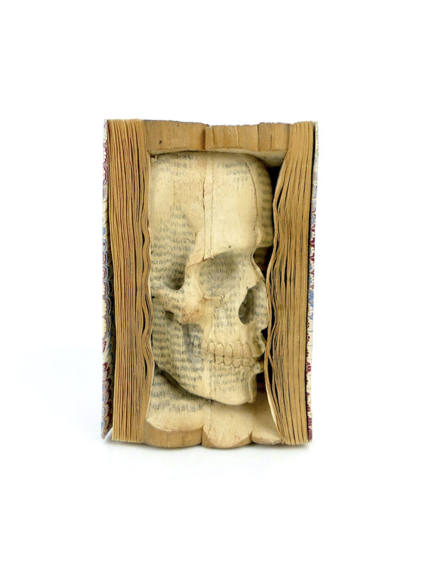 Livre sculpté tête de mort (face)