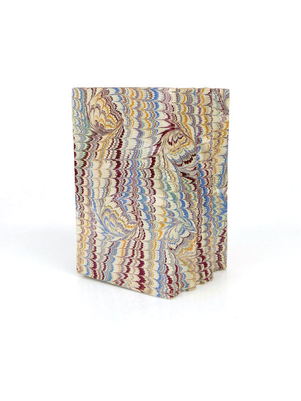 Livre sculpté tête de mort (3/4 dos)