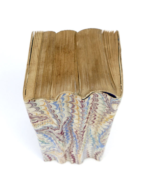 Livre sculpté tête de mort (dessus)