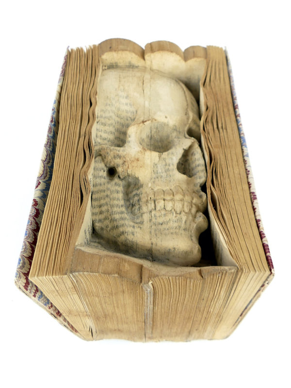 Livre sculpté tête de mort (dessous 3/4)
