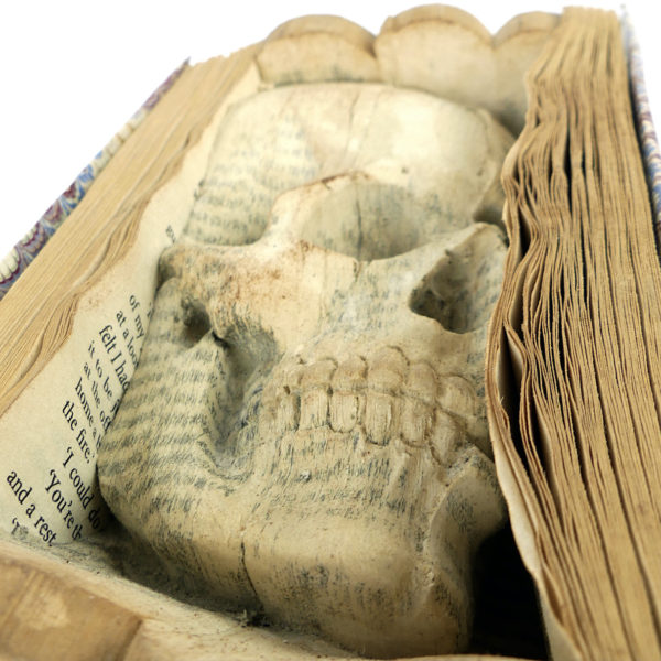 Livre sculpté tête de mort (détail)