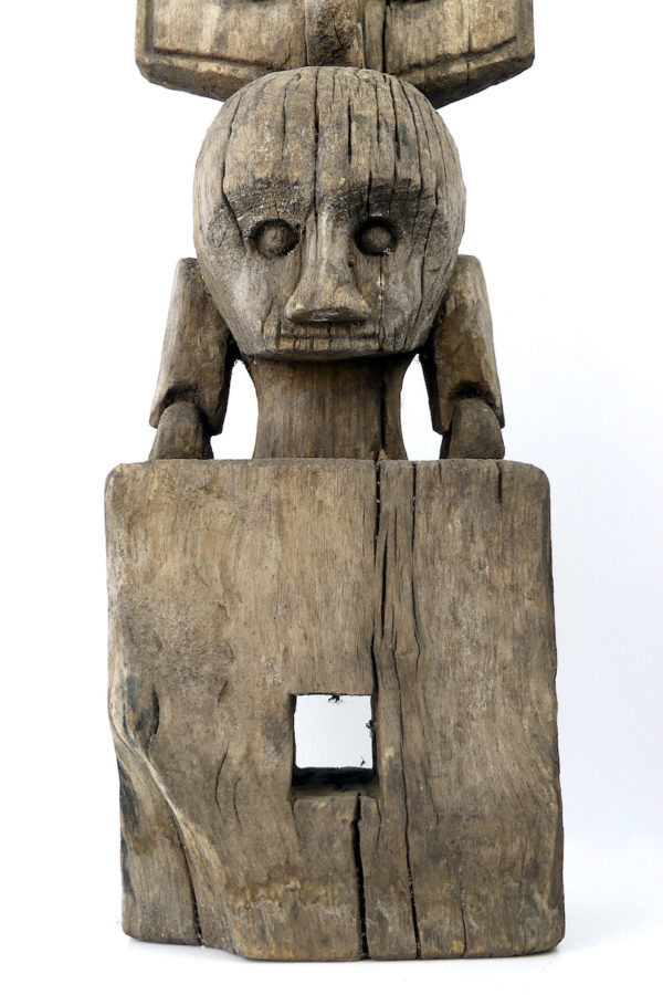 Grande tête d’ancêtre du Timor en bois lourd (détail)