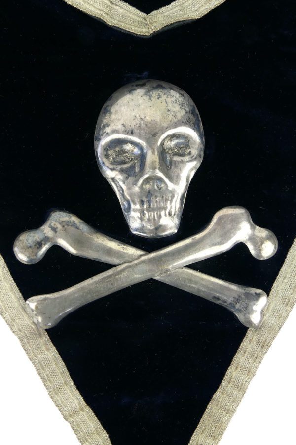 Tablier maçonnique ancien en argent sterling et velours (détail crâne os)