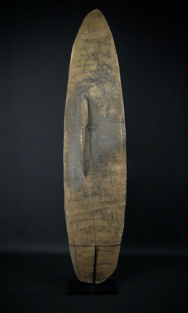 Grand bouclier de guerre Kombai en bois peint sur socle (dos)