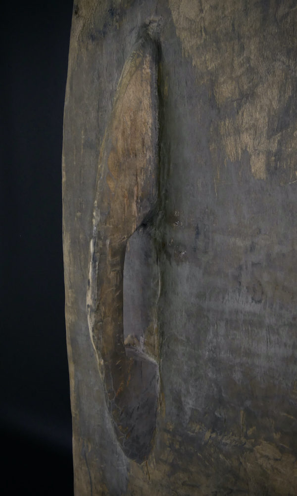 Grand bouclier de guerre Kombai en bois peint sur socle (poignée)