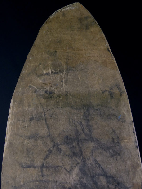 Grand bouclier de guerre Kombai en bois peint sur socle (détail dos)