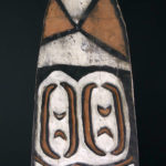 Grand bouclier de guerre Kombai en bois peint sur socle (détail face)