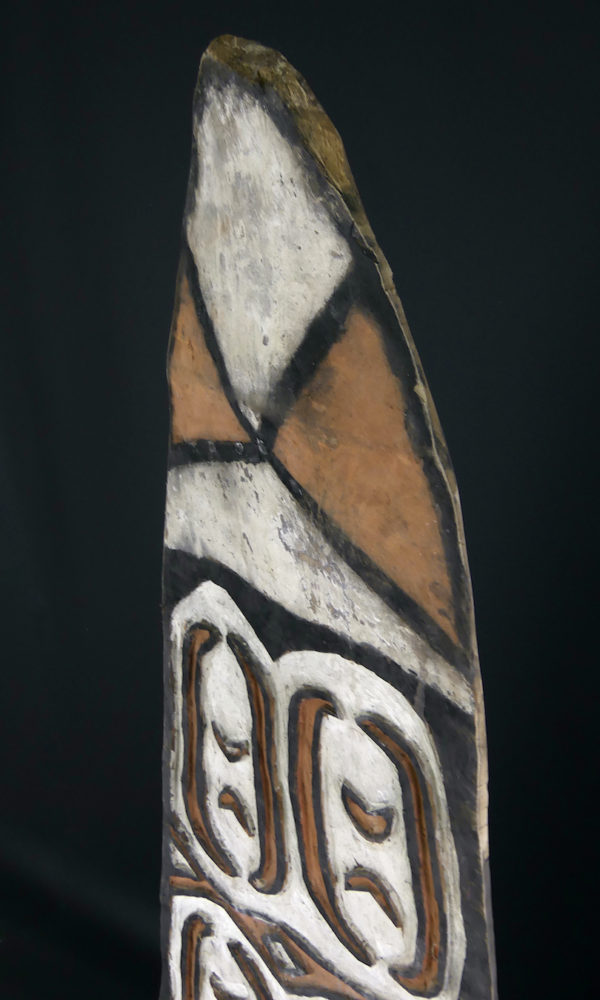 Grand bouclier de guerre Kombai en bois peint sur socle (détail 3/4)