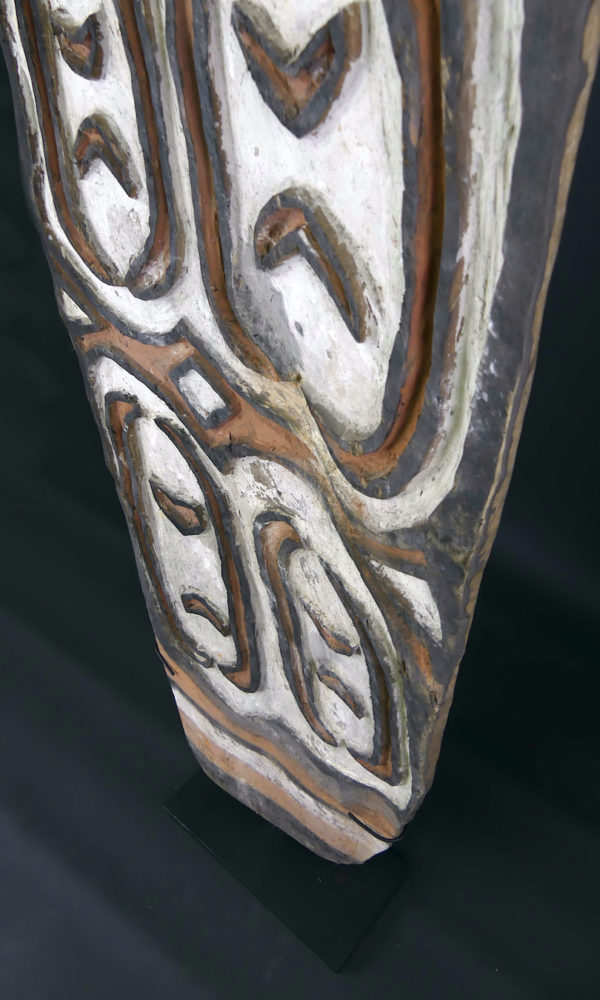 Grand bouclier de guerre Kombai en bois peint sur socle (détail 3/4)