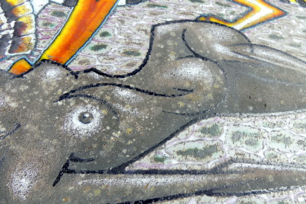 Plaque émaillée La Belle et le Fauve en pierre de lave (détail)