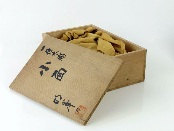 Masque zō-onna en bois de cyprès japonais dans son Menbako (boîte)