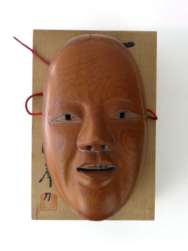 Masque zō-onna en bois de cyprès japonais dans son Menbako (dessus)