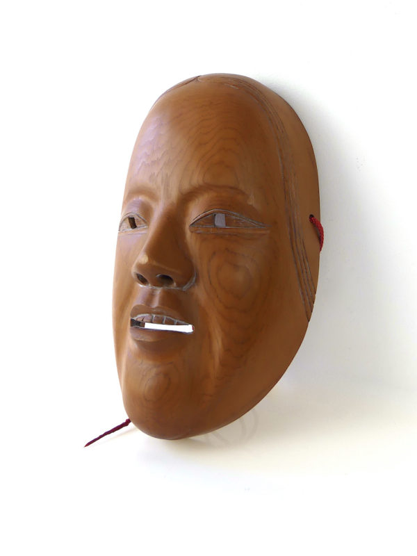 Masque zō-onna en bois de cyprès japonais dans son Menbako (3/4)