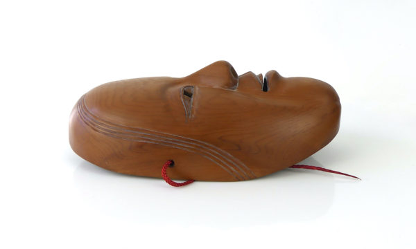 Masque zō-onna en bois de cyprès japonais dans son Menbako (profil)