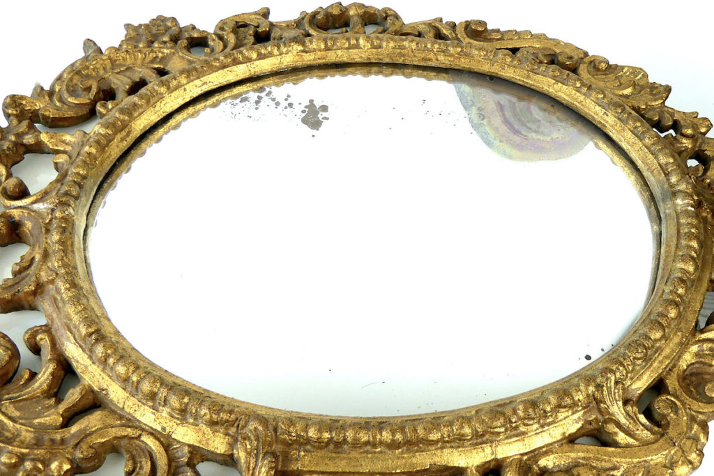Miroir ovale en bois doré de style Louis XVI au vase fleuri - Glaces, miroirs et trumeaux