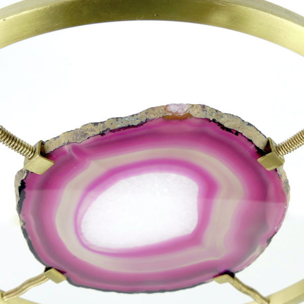 Tranche d’agate rose sertie sur pied en laiton (détail dessus)