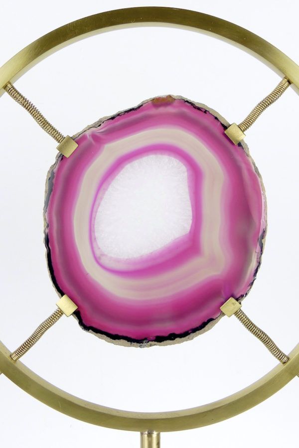 Tranche d’agate rose sertie sur pied en laiton (détail face)