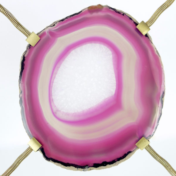 Tranche d’agate rose sertie sur pied en laiton (détail)