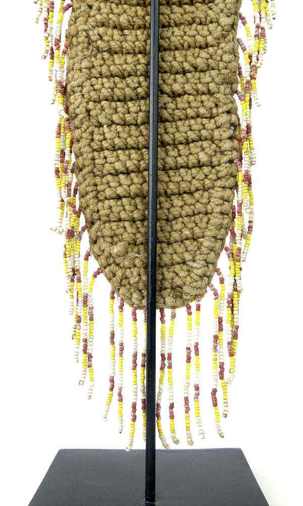 Plastron Papou en perles et cauris sur pied (détail dos)