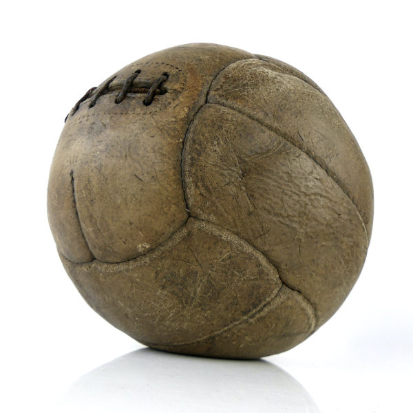Ancien ballon de football en cuir (dessous 3/4)