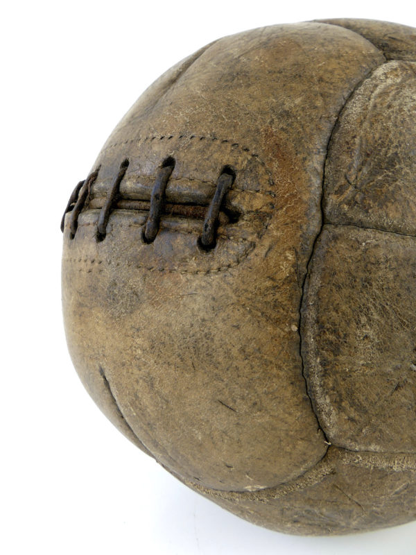 Ancien ballon de football en cuir (détail 3/4)