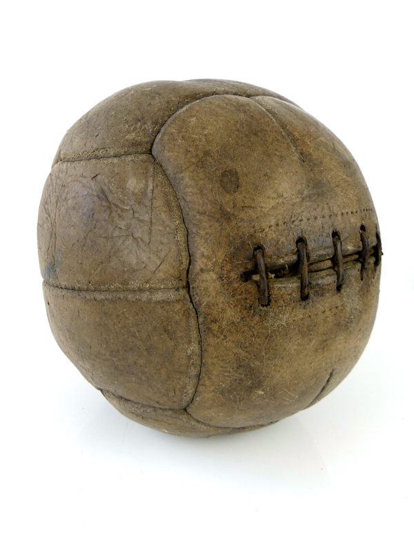 Ancien ballon de football en cuir (3/4)