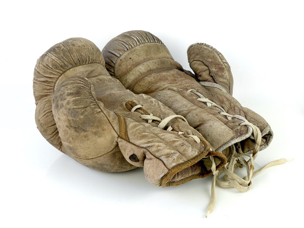 Paire de gants de boxe ancienne en cuir usé Déco rétro MiXXe OVIRY