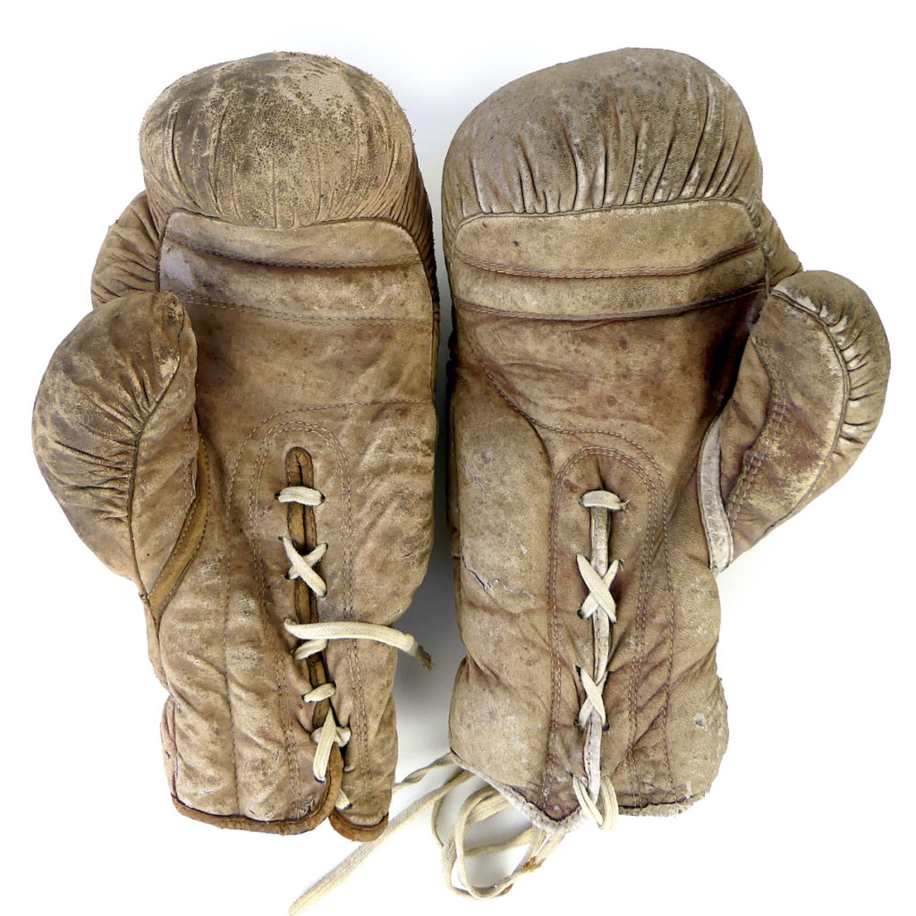 Paire de gants de boxe ancienne en cuir usé Déco rétro MiXXe OVIRY