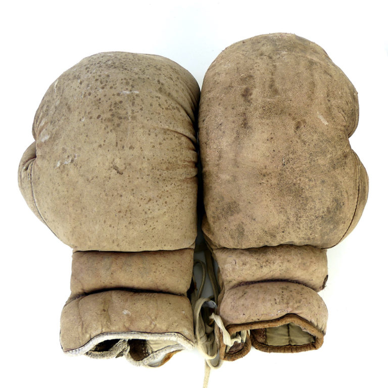 Punching Ball Quels Gants Pour Sac De Frappe Paire De Gants De Boxe Ancienne En Cuir