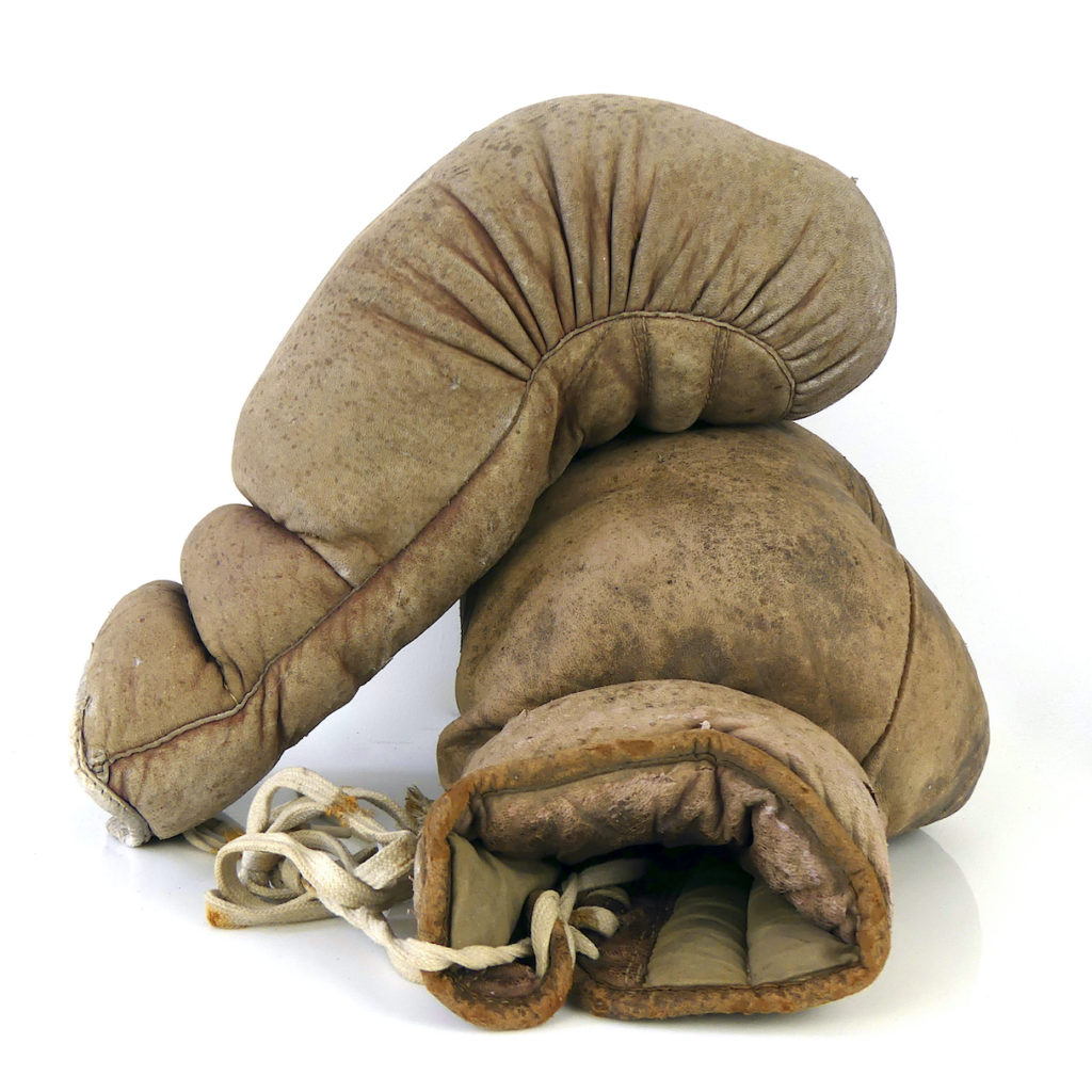Paire de gants de boxe ancienne en cuir usé Déco rétro MiXXe OVIRY