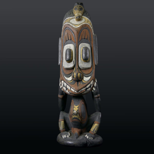 Grande sculpture totémique papoue polychrome (face)