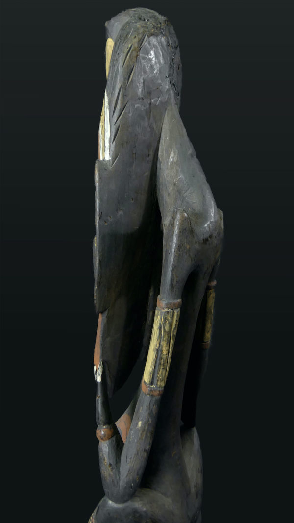 Grande sculpture totémique papoue polychrome (détail profil)