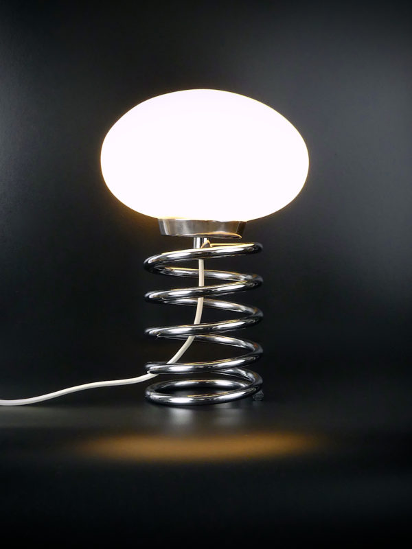 Lampe Ressort Ingo Maurer 1969 design allemand (allumée)