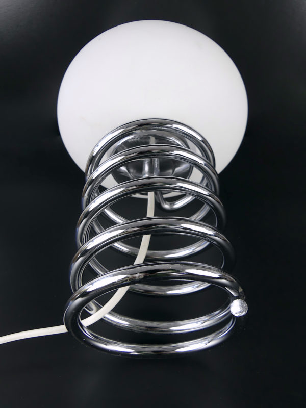 Lampe Ressort Ingo Maurer 1969 design allemand (dessous 3/4)