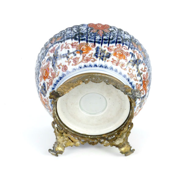 Grande coupe Imari au dragon en porcelaine ère Meiji (dessous)