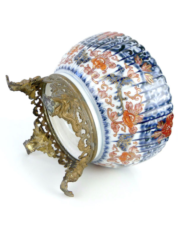 Grande coupe Imari au dragon en porcelaine ère Meiji (dessous 3/4)