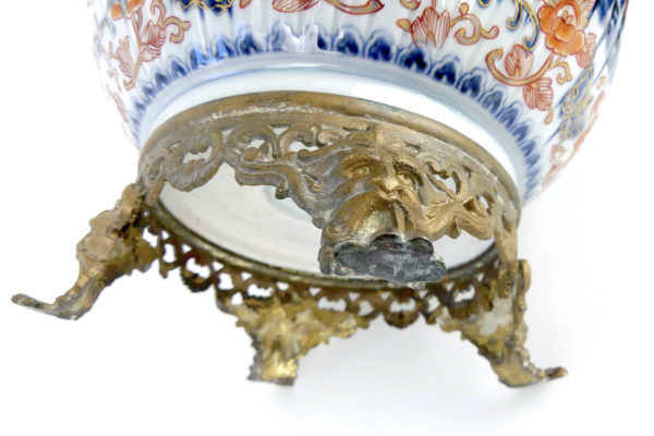 Grande coupe Imari au dragon en porcelaine ère Meiji (détail)