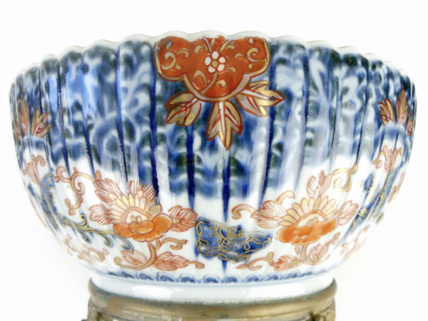 Grande coupe Imari au dragon en porcelaine ère Meiji (détail)