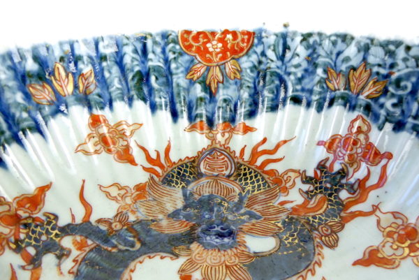 Grande coupe Imari au dragon en porcelaine ère Meiji (détail)