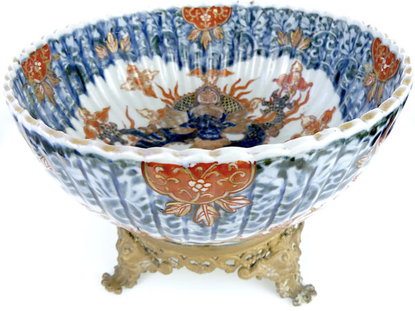 Grande coupe Imari au dragon en porcelaine ère Meiji (dessus 3/4)