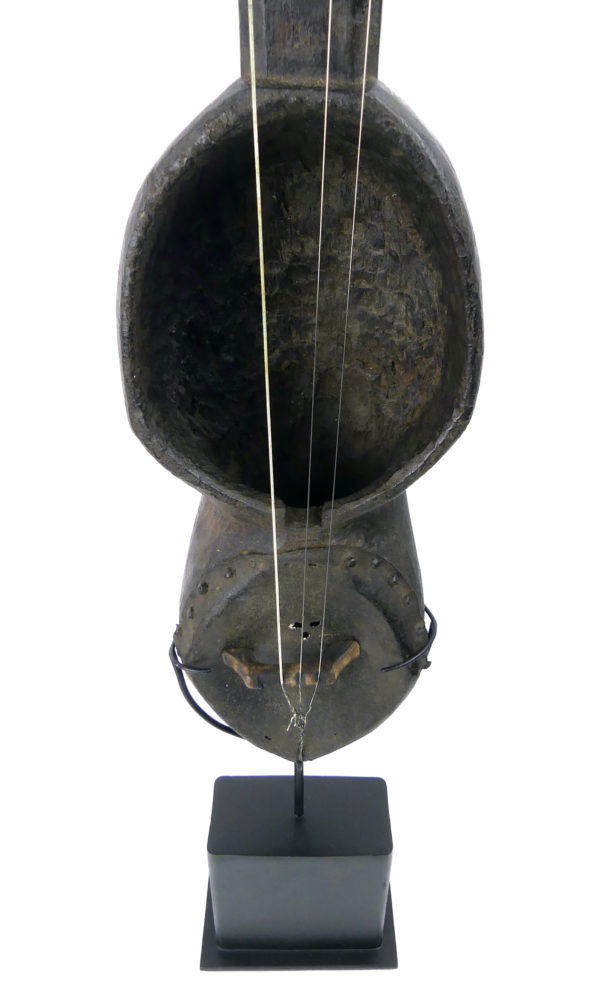 Sarangi népalais sur socle (détail)